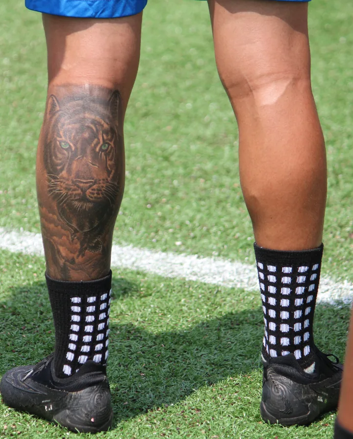Atleta em jogo usando Light Socks por cima da chuteira